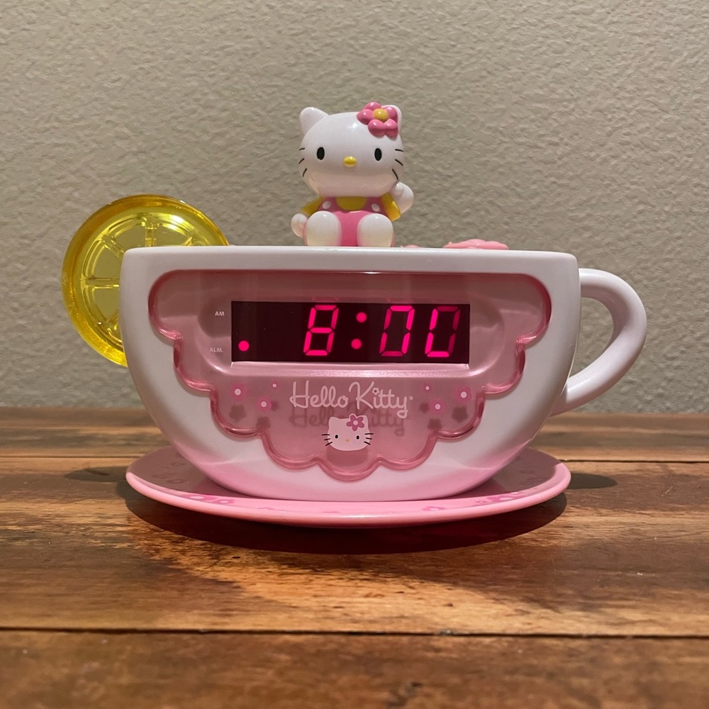 HELLO KITTY 2003 Teacup Clock Radio with Nightlight WORKS